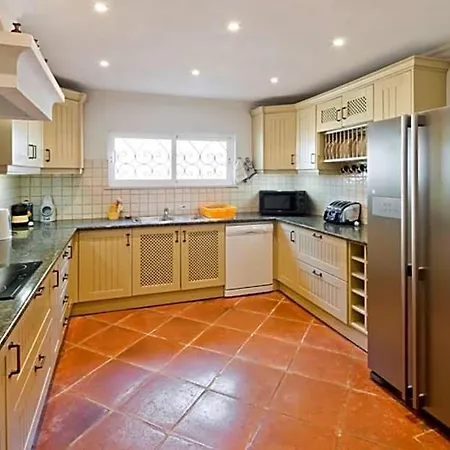 Sleeps 10 With Wifi